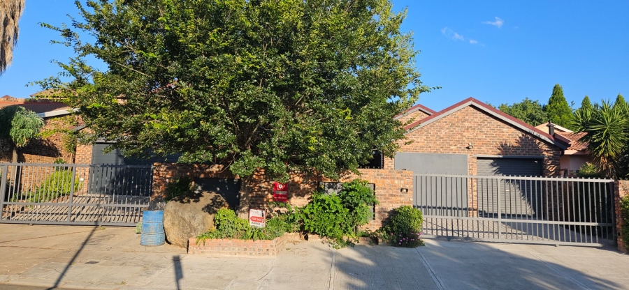 5 Bedroom Property for Sale in Langenhovenpark Free State